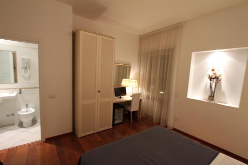 ローマにあるTre Rのバスルーム(トイレ、シンク付)が備わる客室です。