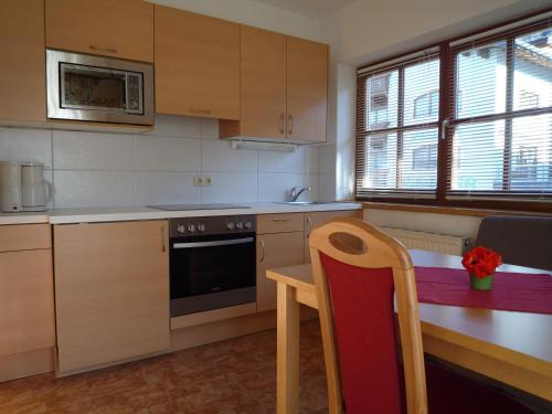kuchnia z blatem i kuchenką górny piekarnik w obiekcie Appartement Bergkristall w mieście Sankt Johann im Pongau