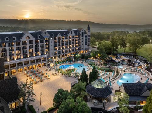 Piscina de la sau aproape de Renaissance Birmingham Ross Bridge Golf Resort & Spa