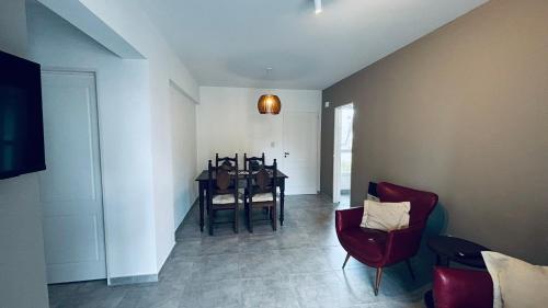 ein Wohnzimmer mit Esstisch und Stühlen in der Unterkunft Departamento Centro Santa Fe in Santa Fe