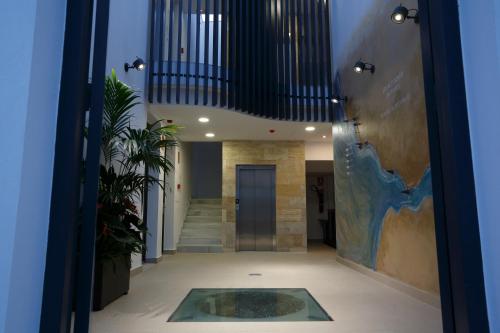 um corredor com uma piscina no meio de um edifício em La Pasajera Hostal Boutique em Conil de la Frontera
