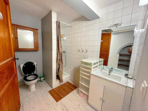 une salle de bain avec toilettes et lavabo dans l'établissement Maison de village, Aups, Verdon, à Aups