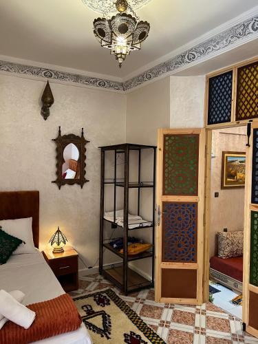 Ένα ή περισσότερα κρεβάτια σε δωμάτιο στο Appartement Authentique à la Médina de Fès - À Deux Pas de Bab Bou Jeloud & des Souks