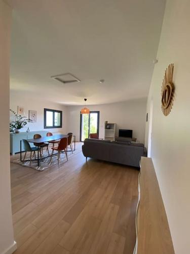 un salon avec un canapé et une table dans l'établissement Les Rochers du lac, à Cessenaz