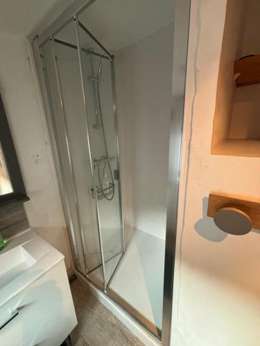 une douche avec une porte vitrée dans une salle de bain dans l'établissement Appartement 3 pièces sur le Vieux Port, plein centre, à La Rochelle