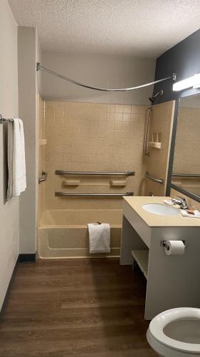 Ένα μπάνιο στο Sonesta Simply Suites Memphis