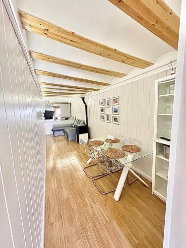 a living room with a table and chairs at EL RINCÓN deMANUELA in Requena