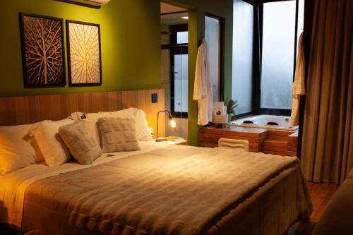 a bedroom with a large bed and a window at Cabanas Parador do Rei in Urubici
