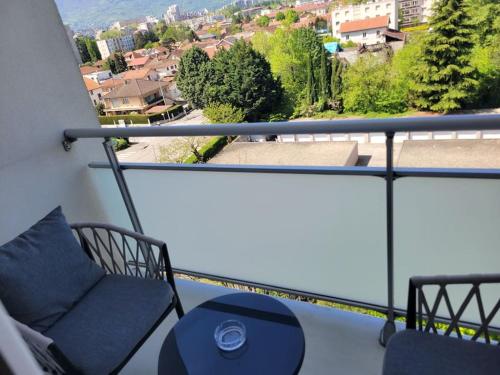 En balkon eller terrasse på Spacieux appartement Saint-Martin-d'Hères 4 pers