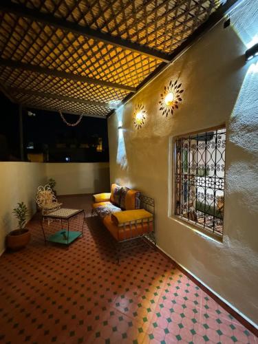 Χώρος καθιστικού στο Appartement Authentique à la Médina de Fès - À Deux Pas de Bab Bou Jeloud & des Souks