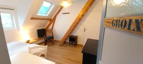 une chambre avec un lit et une chambre avec une échelle dans l'établissement Ty Lisa - Spacieuse maison de village paisible proche ville et plages - 5 chambres - Kermorvan, à Quiberon