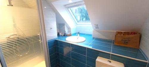 une salle de bain avec un lavabo et des toilettes et une fenêtre dans l'établissement Ty Lisa - Spacieuse maison de village paisible proche ville et plages - 5 chambres - Kermorvan, à Quiberon