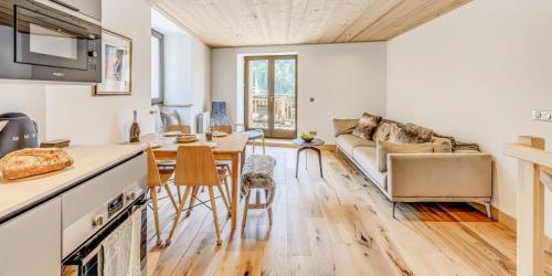 une cuisine et un salon avec un canapé et une table dans l'établissement Chalet L'etoile D'argent - Chalets pour 6 Personnes MAE-0361, à Champagny-en-Vanoise