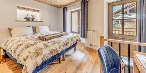 シャンパニー・アン・ヴァノワーズにあるChalet L'etoile D'argent - Chalets pour 6 Personnes MAE-0361のベッドと窓のある寝室