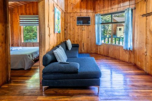 Posteľ alebo postele v izbe v ubytovaní Rustic Treehouse Monteverde