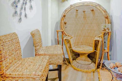 a room with wicker chairs and a table with a bowl of fruit at The Enchanted Cheetah in Minneapolis