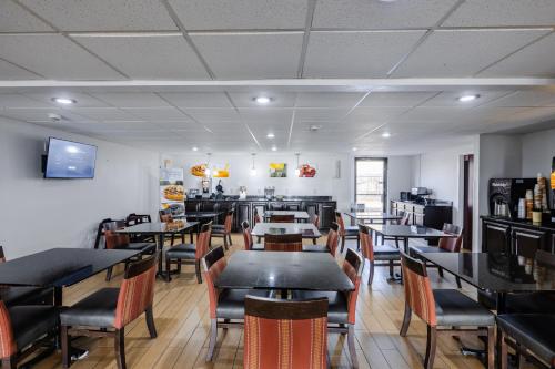 a dining room with tables and chairs in a restaurant at Quality Inn Olive Branch in Olive Branch