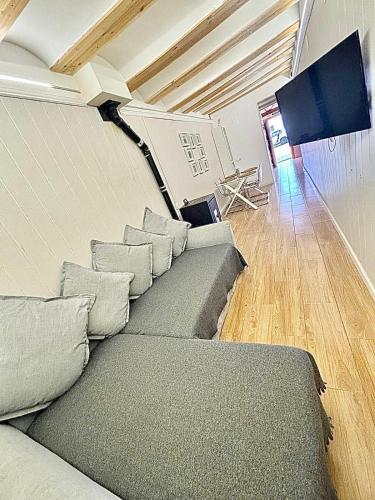 a living room with a couch and a flat screen tv at EL RINCÓN deMANUELA in Requena