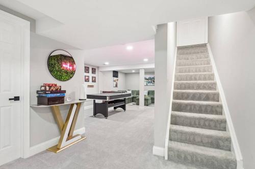 Gambar di galeri bagi Luxurious National Harbour home di Oxon Hill
