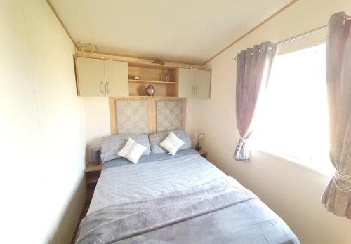 Postel nebo postele na pokoji v ubytování 15 Kestrel Close Hot Tub Retreat