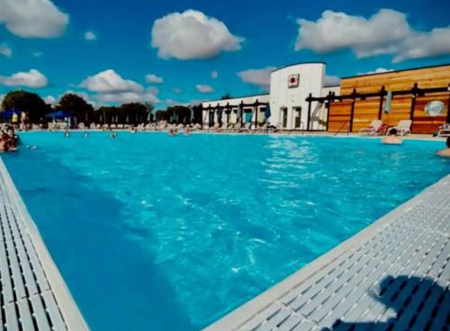 Bazén v ubytování 15 Kestrel Close Hot Tub Retreat nebo v jeho okolí