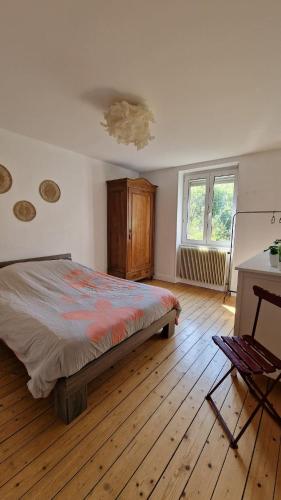 une chambre avec un lit et un parquet dans l'établissement Logement spacieux Strasbourg proche centre-ville, à Strasbourg