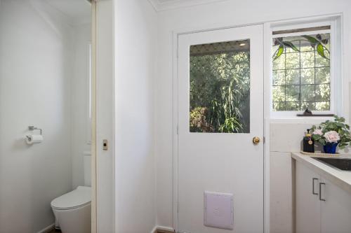 Ένα μπάνιο στο Shine Carrum Down - Family Oasis With Heated Pool