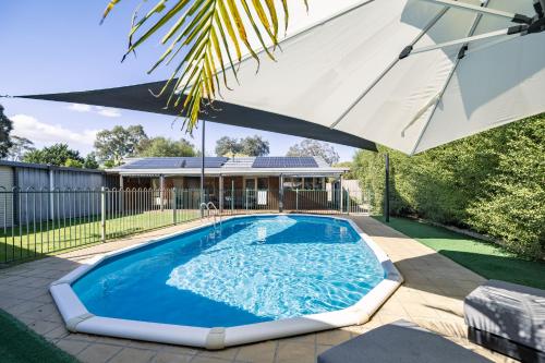 Πισίνα στο ή κοντά στο Shine Carrum Down - Family Oasis With Heated Pool