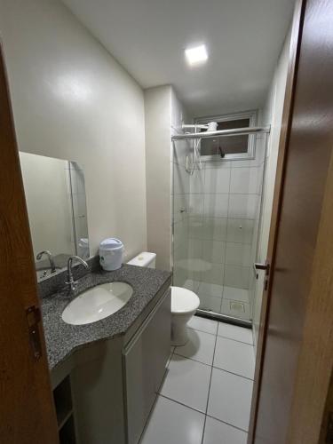 ein Badezimmer mit Waschbecken, Toilette und Dusche in der Unterkunft Smile Parque das Flores in Manaus