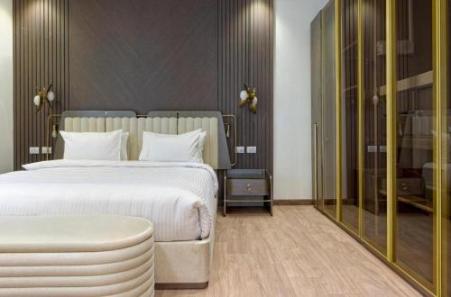 Una cama o camas en una habitación de Luxurious 3 bedrooms with Private Sauna and Jacuzzi