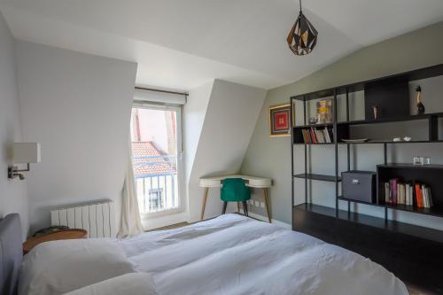 une chambre avec un lit et une étagère dans l'établissement Lyon Premium - Aux Berges du Rhône, à Lyon