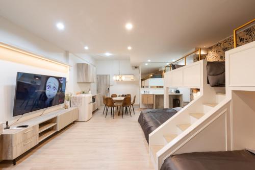 a living room with a couch and a tv at FM Ratchada in Ban Na Song