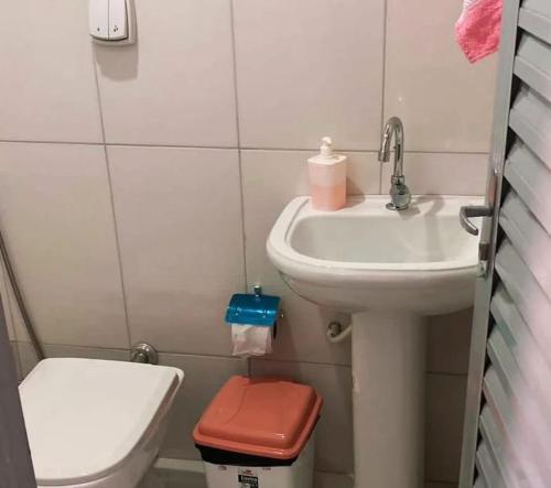 a small bathroom with a sink and a toilet at CANTINHO DA ROSA ac - RIO PRIVATIVO in Manhã