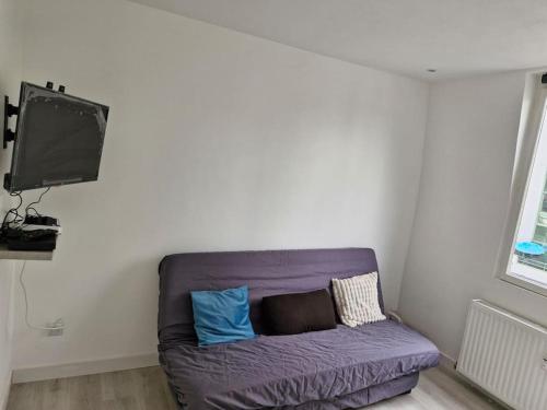 Μια τηλεόραση ή/και κέντρο ψυχαγωγίας στο Studio meublé