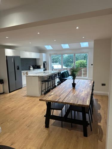 Una cocina o cocineta en 5 bedroom house in Orpington bromley