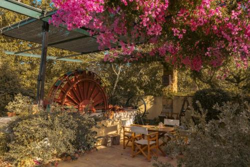 Κήπος έξω από το Mansion Argyrakiko - 3 bedroom house in Kampos