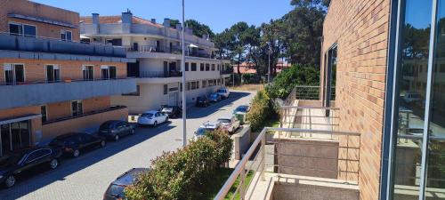 an overhead view of a street with cars parked in a parking lot at Casa de praia familiar 4 quartos e jardim in Esposende
