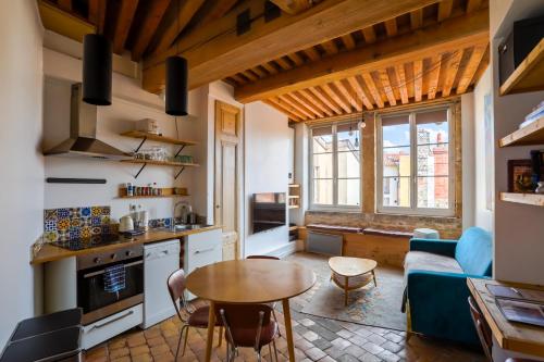 une cuisine et un salon avec une table et un canapé dans l'établissement Lyon Premium - Nid de l'Opéra, à Lyon