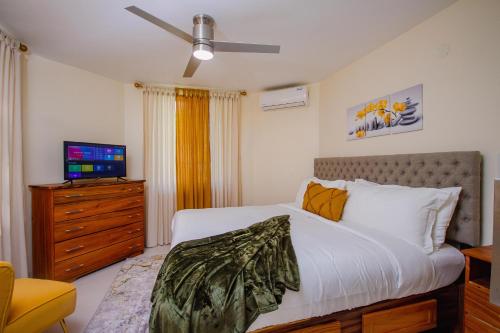 Postel nebo postele na pokoji v ubytování Heart of Ocho Rios-Free Beach Acess-King Bed-Pool-Free Parking-Gated Complex-Free Wifi 100Mbps