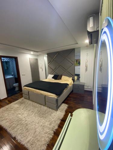 a bedroom with a large bed and a mirror at HOME DEALS appartment in Darwāla