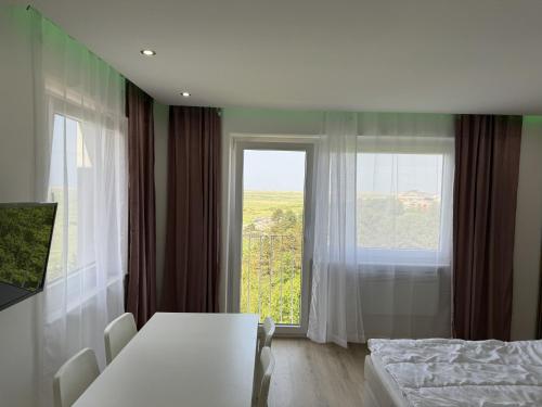 una sala da pranzo con un tavolo e una grande finestra di FeWo Meeresblick SPO a Sankt Peter-Ording