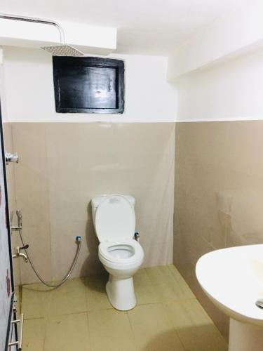 a bathroom with a toilet and a sink at Bracedale Estate in Kegalle