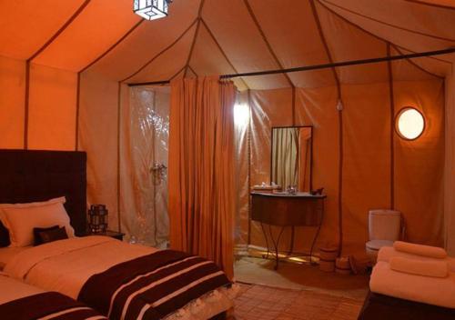 Katil atau katil-katil dalam bilik di Sahara Merzouga Camp