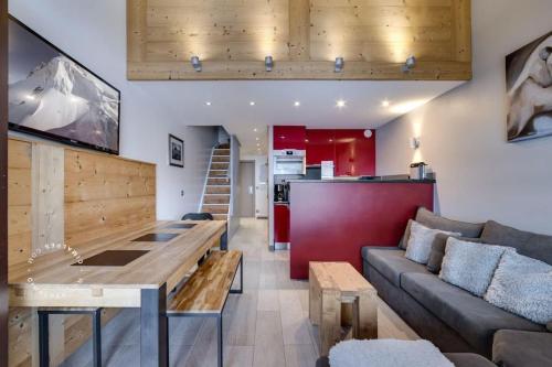 un salon avec un canapé et une table dans l'établissement Appartement Val d Isère Centre 4 pièces parking 8 personnes 5min à pied du front de neige, à Val dʼIsère