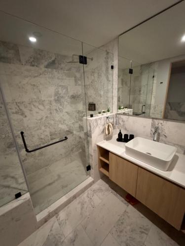 a bathroom with a sink and a shower at Hermoso departamento en el corazón de Condesa in Mexico City