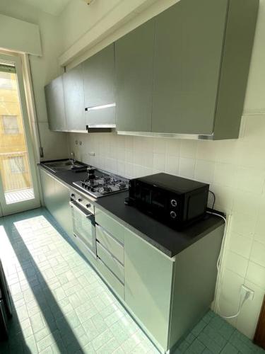 a kitchen with a stove and a microwave at Arte in Mantova in Mantova