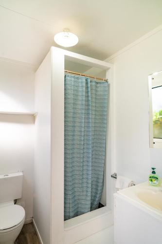 Bilik mandi di Fun Family Bach, close to beach and shops!