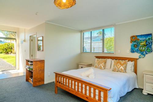 Katil atau katil-katil dalam bilik di Fun Family Bach, close to beach and shops!