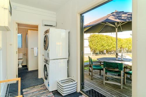 Kawasan patio atau luaran di Fun Family Bach, close to beach and shops!