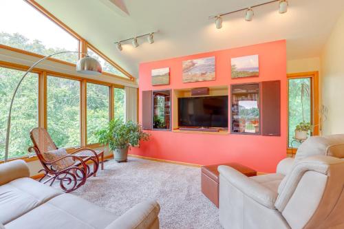 1440 Getaway with Yard and Deck about 16 Mi to Rochesterにあるテレビまたはエンターテインメントセンター